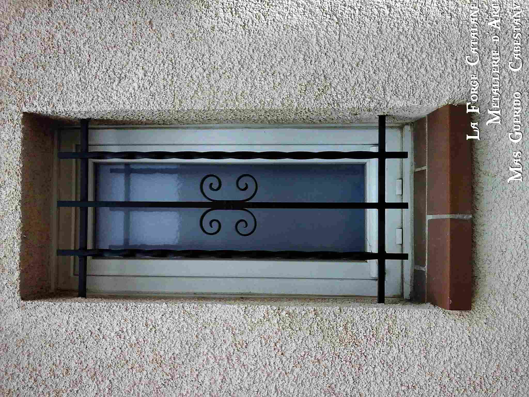 grille de protection bareaudage torsade volute formant un coeur barreau central forge catalane.jpg